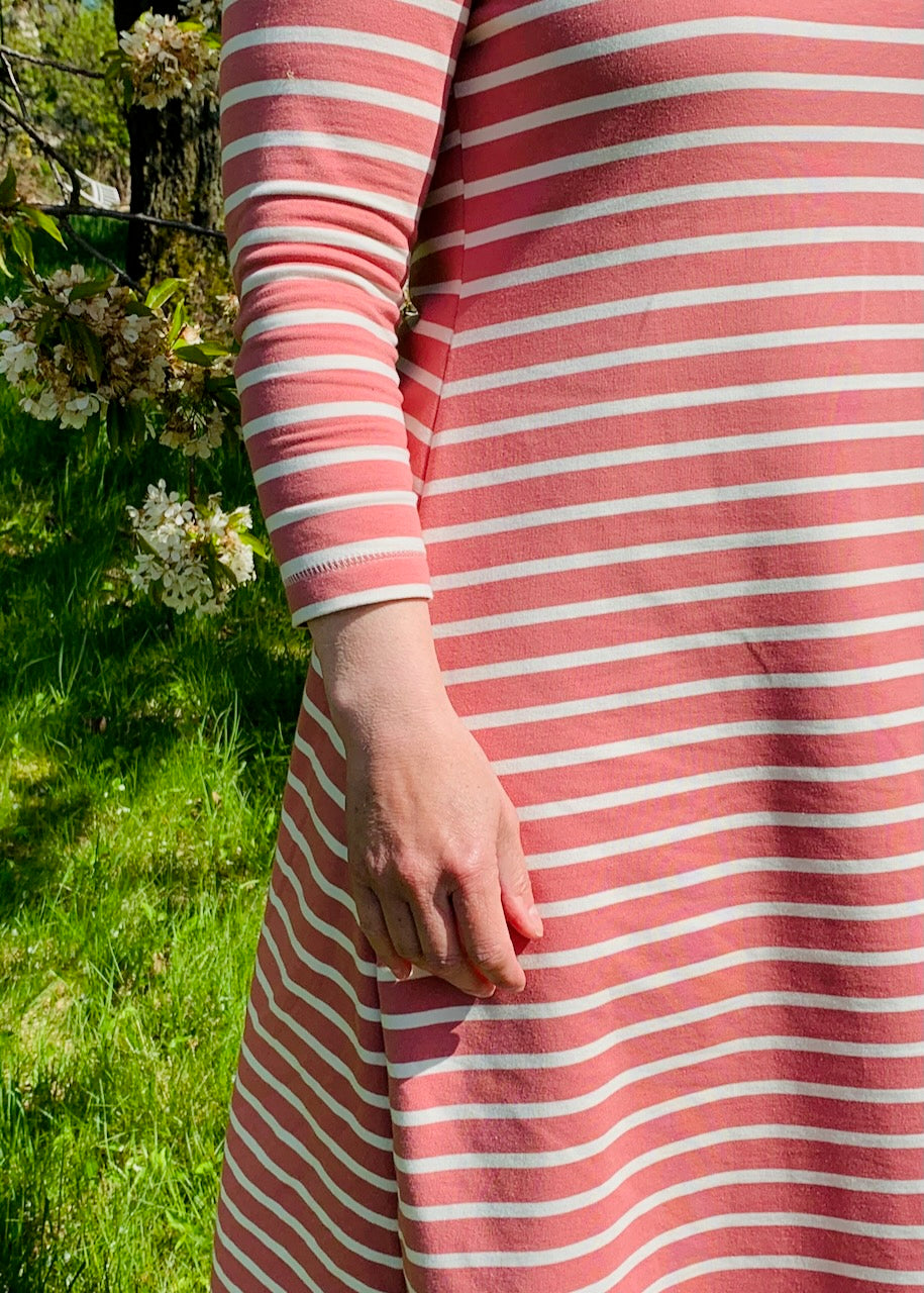 Gestreiftes Kleid Damen rosenholz-ecru – Detailansicht Streifen, Bio-Baumwolle (kbA) aus hochwertiger Manufakturarbeit von internaht