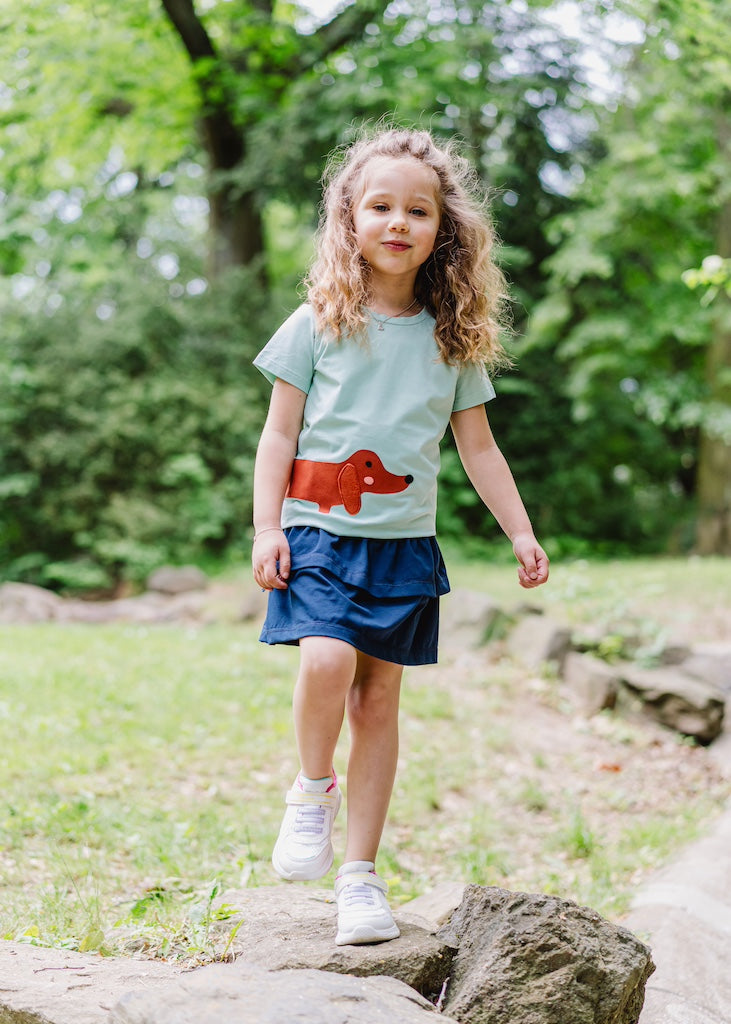 Schöne Mädchenkleidung aus zertifizierten Biostoffen - Kinder T-Shirt und liebevollen Dackelmotiv und Stufenrock Mädchen in Dunkelblau handgemacht in Dresden