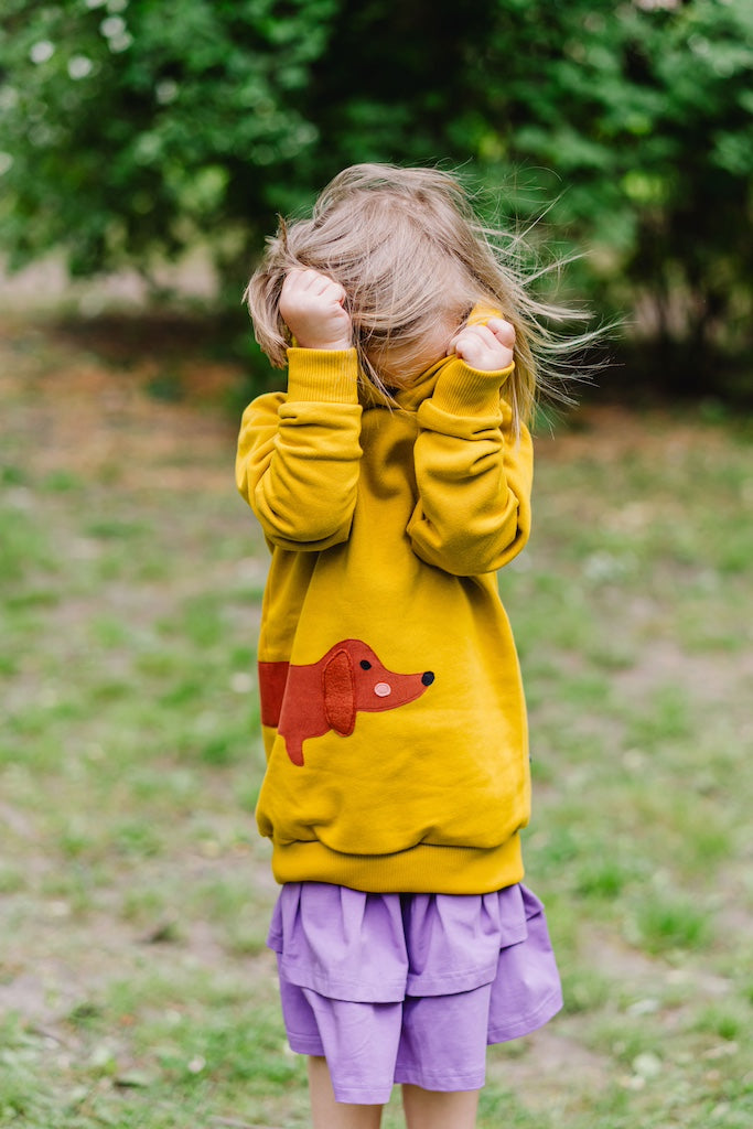 Nachhaltige Mädchenkleidung aus zertifizierten Biostoffen Kinder Hoodie mit liebevollen Dackelmotiv und Stufenrock Mädchen in Lila handgemacht in Dresden