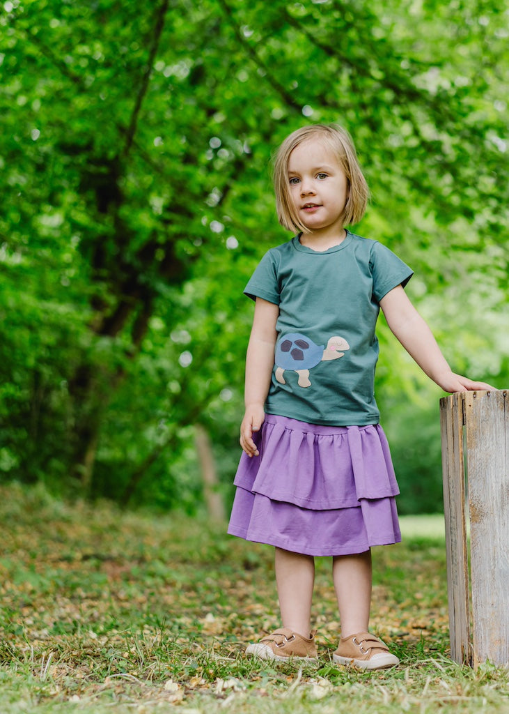 Schöne Mädchenkleidung aus zertifizierten Biostoffen - Kinder T-Shirt und Schildkröte und Stufenrock Mädchen in Lila handgemacht in Dresden