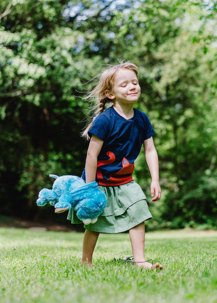 Schöne Mädchenkleidung aus zertifizierten Biostoffen - Kinder T-Shirt und liebevollen Katzenmotiv und Stufenrock Mädchen in Lindgrün handgemacht in Dresden