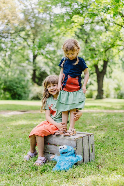 Stufenrock für Mädchen aus Bio-Baumwolle in Lindgrün von internaht - unsere beiden Modells tragen zum lindgrünen Stufenrock unser Kinder T-Shirt mit Katze sowie zum orangefarbenen Stufenrock das Kinder T-Shirt mit Pferd