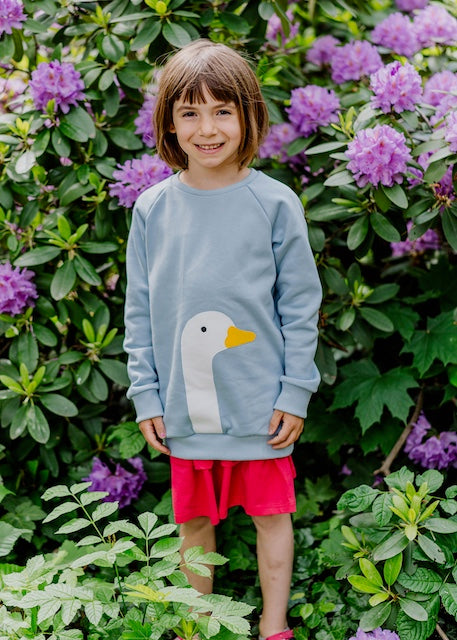 Stufenrock für Mädchen aus Bio-Baumwolle in Magenta von internaht. Unser Modell trägt dazu den himmelblauen Gans Pullover von internaht.