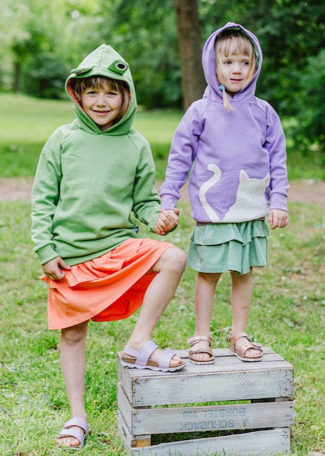 Stufenrock Mädchen aus Biobaumwolle von internaht - zwei Mädchen in fröhlichen Outfits von internaht mit Stufenrock in Orange und Lavendel
