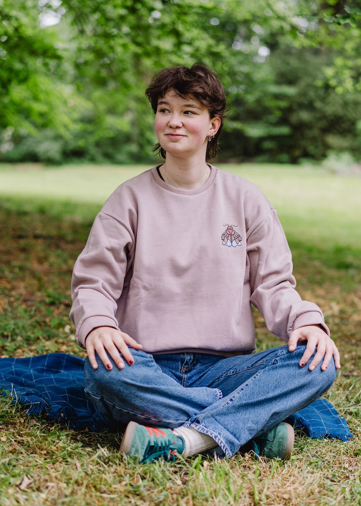 Damen Sweatshirt 100% Bio Baumwolle in Beige mit Stickerei Motte aus Bio Baumwolle sorgfältig in Manufakturarbeit in Deutschland gefertigt