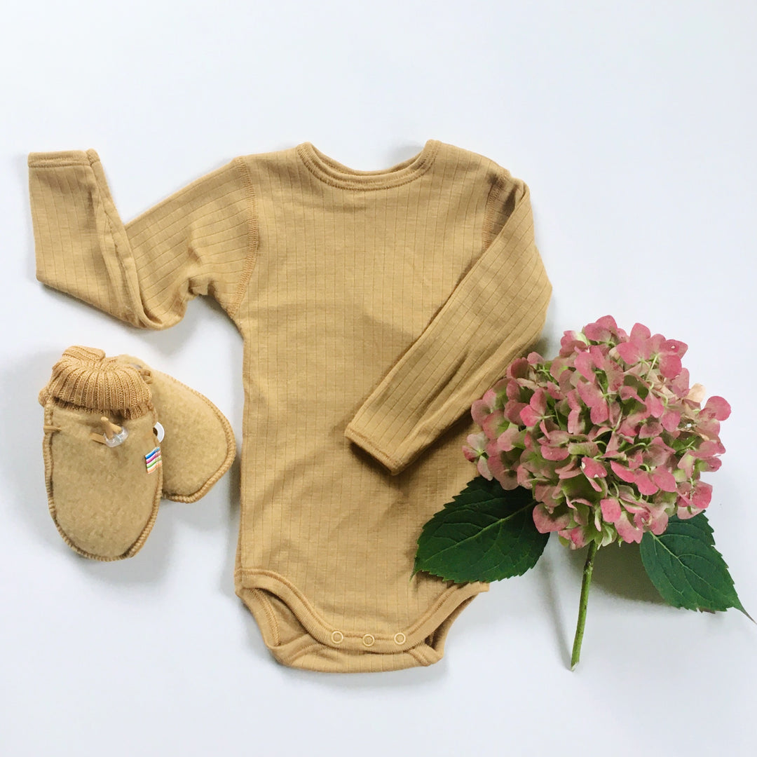 Baby Body und Handschuhe aus 100% Merinowolle in senfgelb