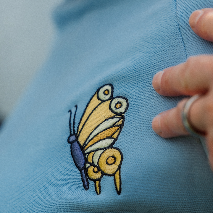 Detail der Schmetterling-Stickerei  für Bio Pullover für Teenager aus Biobaumwolle von internaht