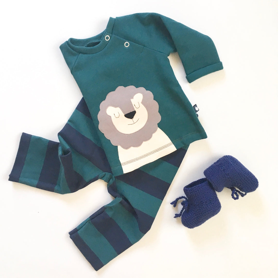 Smaragdgrünes Baby Sweatshirt Löwe und Baby Hose aus 100% Bio Baumwolle von internaht