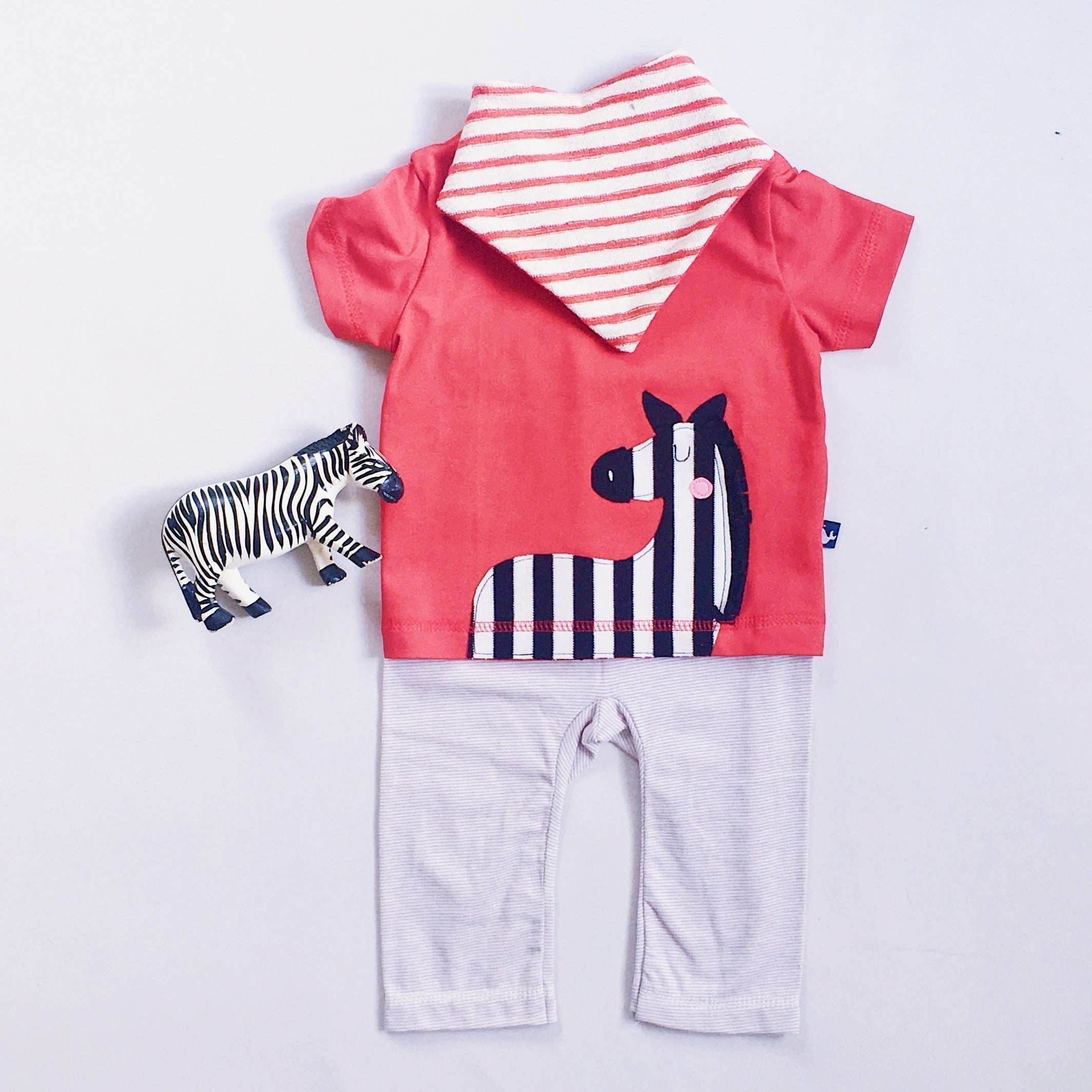 Baby T-Shirt mit Zebra in Orange, leichte Babyhose und Halstuch aus Bio Baumwolle von internaht