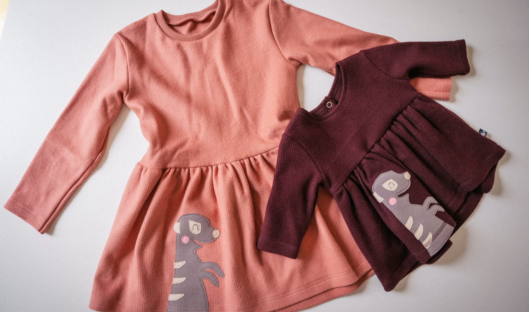 Sweatkleider für Mädchen mit Erdmännchen aus 100% Biobaumwolle von internaht