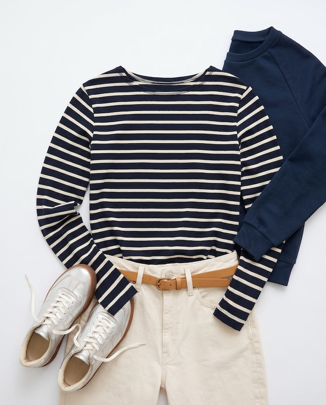 Ringelshirt Damen in dunkelblau-ecru - gestyled mit blauen Sweater, heller Jeans und silbernen Sneakern