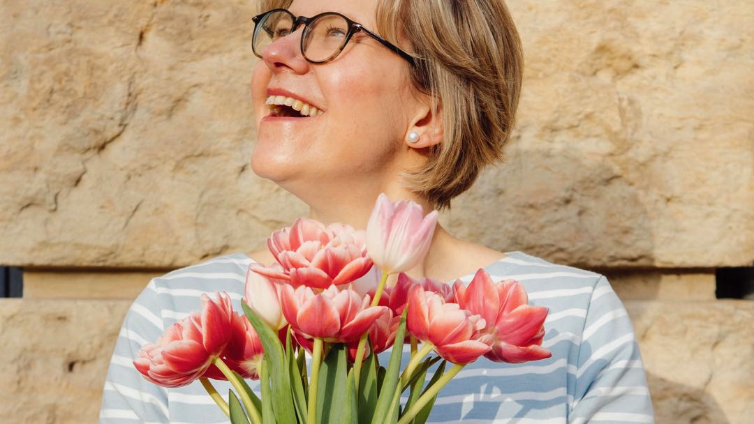 Nachhaltige Mode für Frauen - Bio Kleidung made in Germany von internaht aus Dresden. Modell im gestreiften Langarmshirt von internaht