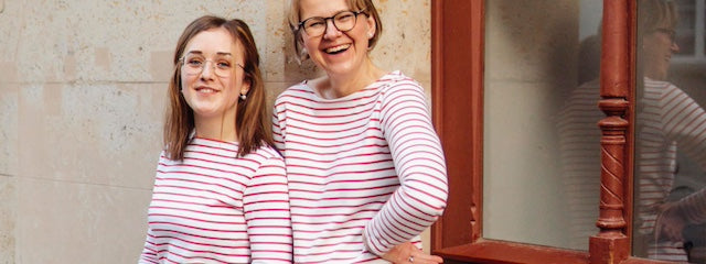 Ringelshirts für Damen aus Bio Baumwolle genäht von internaht in Dresden, zwei Damen in weiß-rot gestreiften Shirts von internaht