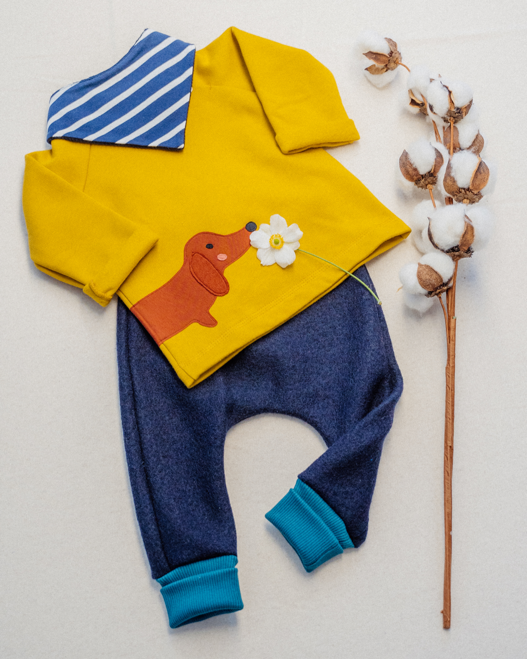 Dunkelblaue Baby-Hose aus Walk kbT mit Baby Sweater Dackel von internaht