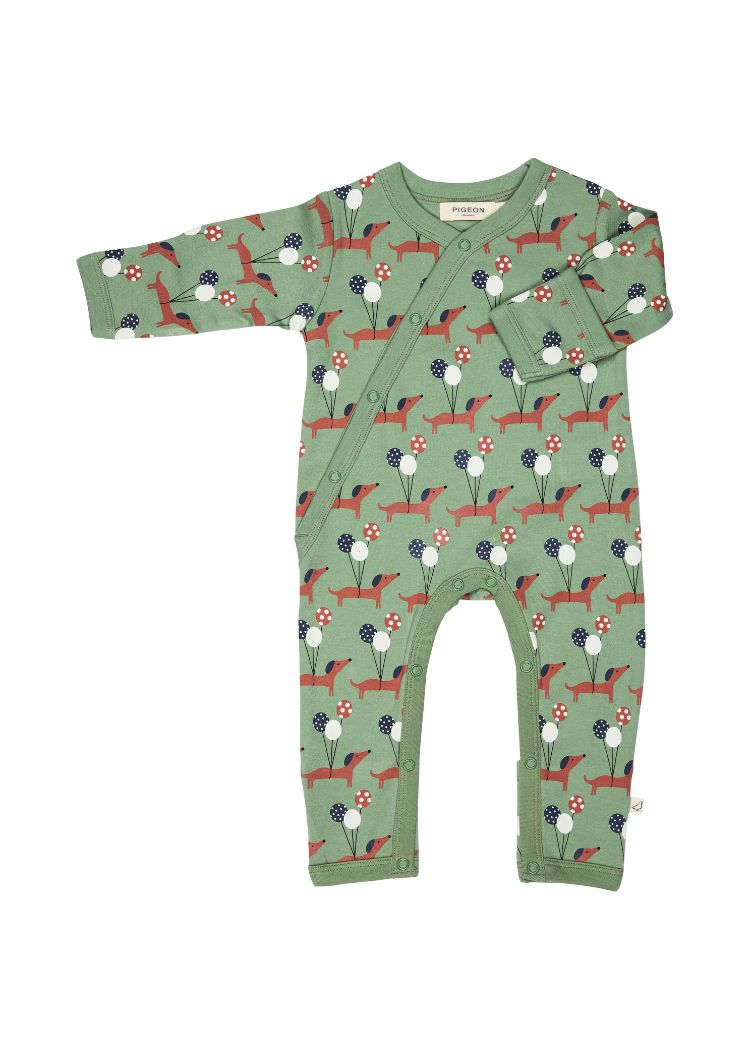 Baby Strampler aus 100% Bio-Baumwolle im Design "Sausage Dogs" mit langen Armen und diagonalen Verschluss von pigeon organics