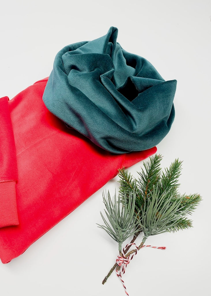 Geschenkset Damen Nicki Pullover aus 100% Bio Baumwollle in Rot & Nicki Loop in Dunkelgrün von  internaht