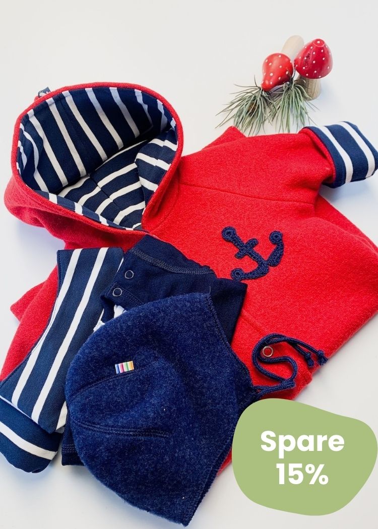 4tgl. Baby Geschenkset "Winterzauber" bestehend aus einem roten Baby Walkoverall, gestreiften Baby Halstuch und Body und Mütze aus Merinowolle in Dunkelblau