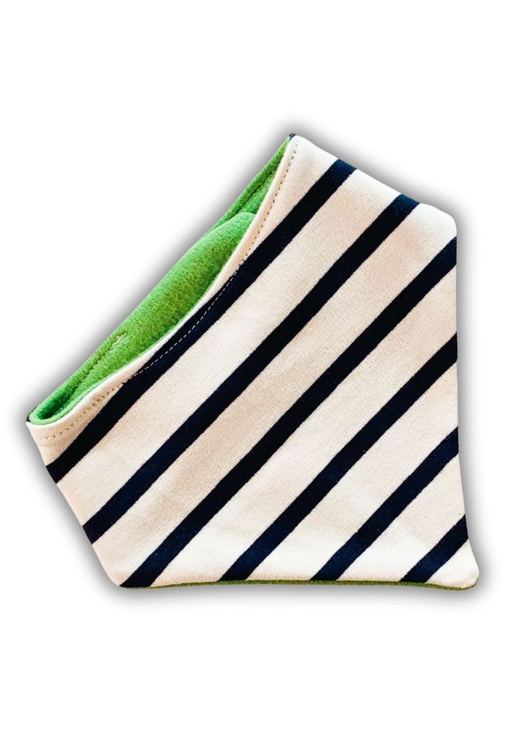 Baby Halstuch gestreift - Vorderseite Ecru-Navy, Rückseite weicher Bio-Sweat in Grasgrün aus zertifizierter Bio-Baumwolle. Mitwachsend, doppellagig und saugfähig – ideal für jedes Baby Outfit! Jetzt im Set erhältlich.