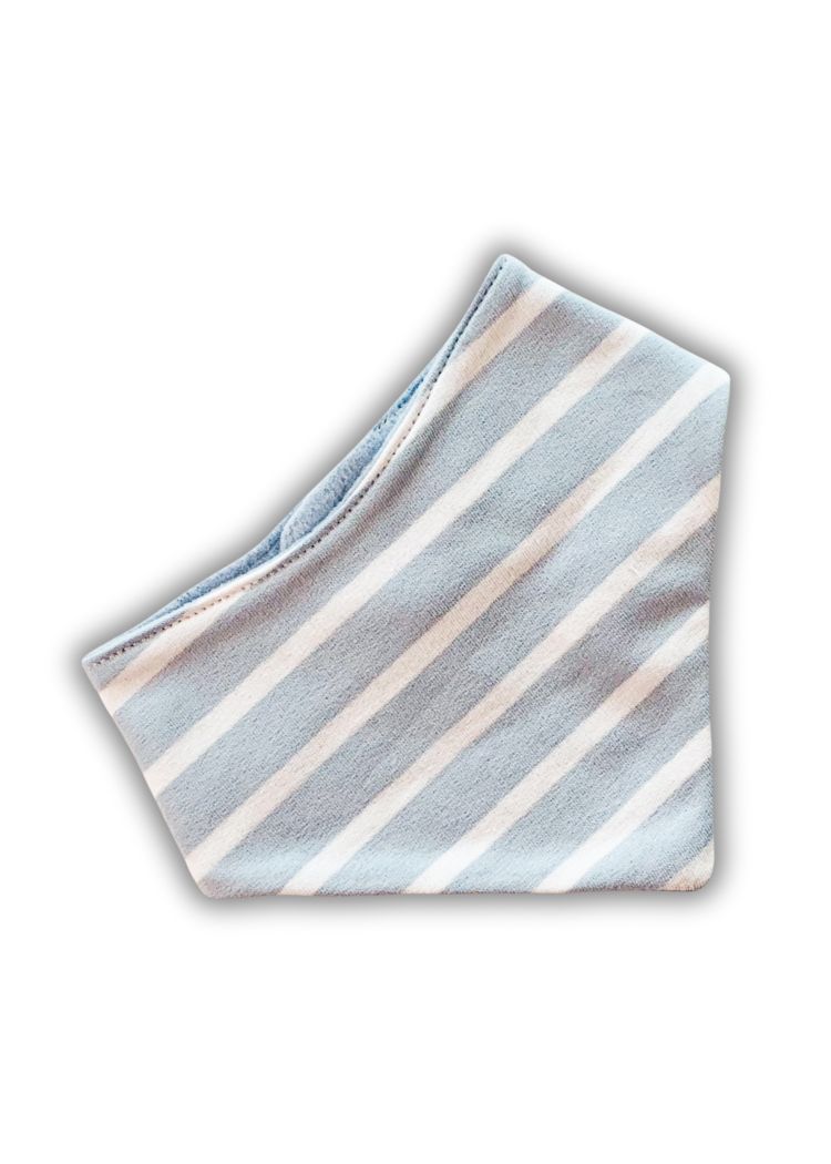 Baby Halstuch gestreift - Vorderseite Himmelblau-Weiß, Rückseite weicher Bio-Sweat in Himmelblau aus zertifizierter Bio-Baumwolle. Mitwachsend, doppellagig und saugfähig – ideal für jedes Baby Outfit! Jetzt im Set erhältlich.