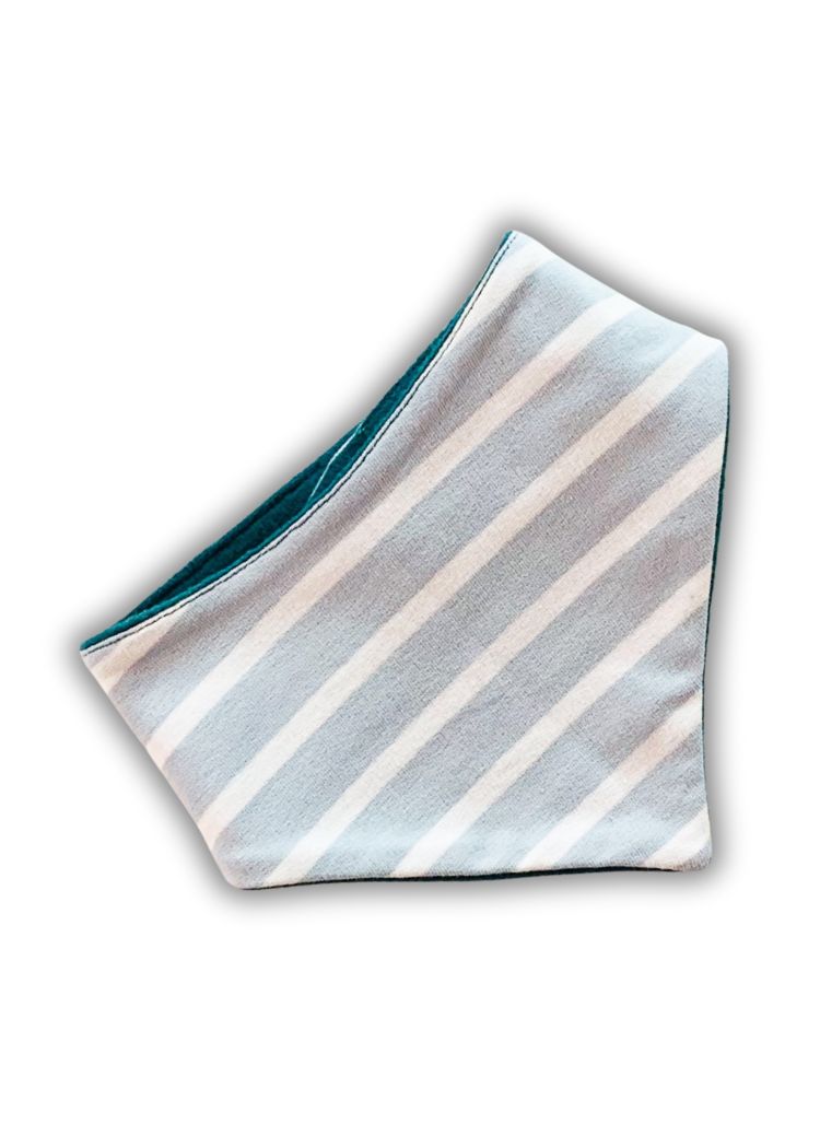 Baby Halstuch gestreift - Vorderseite Himmelblau-Weiß, Rückseite weicher Bio-Sweat in Smaragdgrün aus zertifizierter Bio-Baumwolle. Mitwachsend, doppellagig und saugfähig – ideal für jedes Baby Outfit! Jetzt im Set erhältlich.