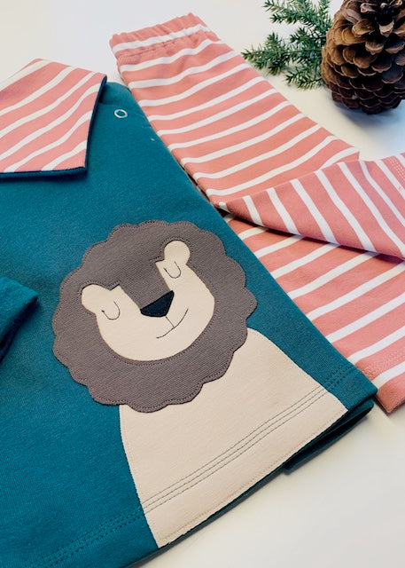 Baby Outfit bestehend aus Baby Pullover Löwe in dunkelgrün, Baby Halstuch und Baby Hose gestreift in Rosenholz-Ecru- alles aus Bio-Baumwolle und in Deutschland genäht von internaht
