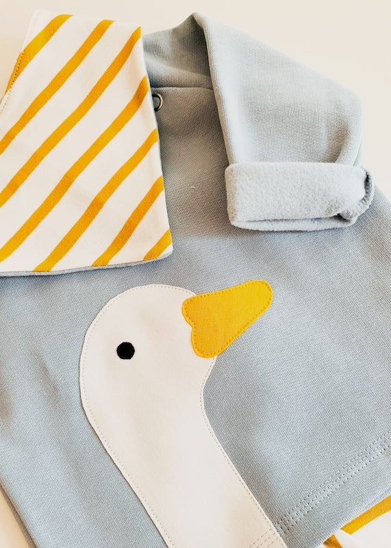 Baby Pullover aus 100% Bio Baumwolle mit Gans von internaht aus Dresden, Nahaufnahme des sorgfältig aufgenähten Tiermotives mit Ganss