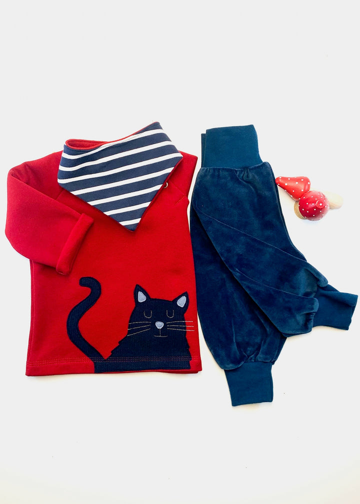 Baby Pullover aus 100% Bio Baumwolle mit Katzen-Motiv von internaht - 3teiliges Baby Geschenk-Set bestehend aus rotem Baby Pullover mit Katzenmotiv, dunkelblauer Nicki Hose und gestreiften Baby Halstuch