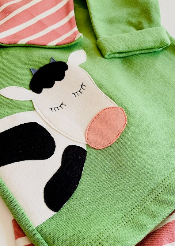 Baby Pullover Kuh aus 100% Bio Baumwolle - Nahaufnahme der liebenvollen Kuh-Applikation, welche mit Sorgfalt auf den Baby Pullover genäht wurde