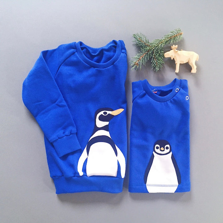 Baby Pullover aus 100% Bio Baumwolle mit Pinguin-Motiv iin royalblau mit passenden Kinder Pullover mit Pinguin von internaht