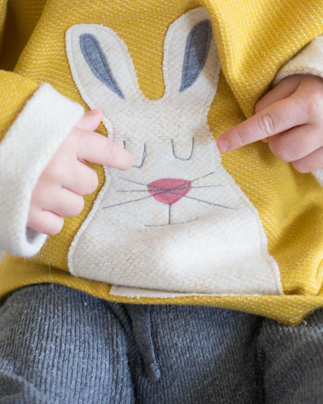 Baby Pullover aus 100% Bio Baumwolle mit Schneehasen-Motiv in Senfgelb von internaht
