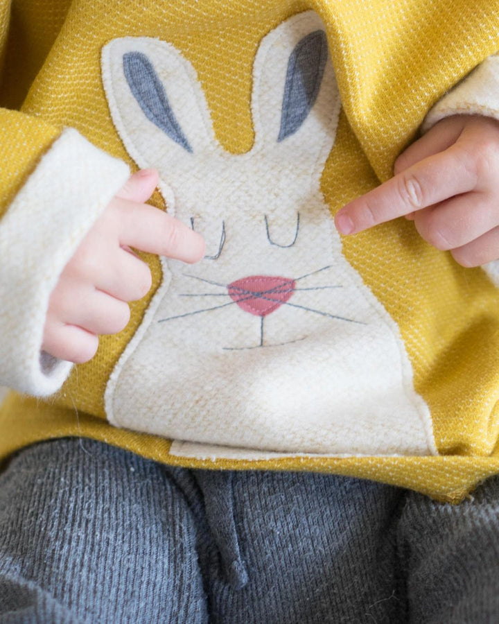 Baby Pullover aus 100% Bio Baumwolle mit Schneehasen-Motiv in Senfgelb von internaht