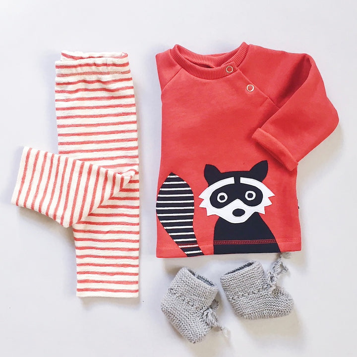 Baby Pullover aus 100% Bio Baumwolle mit Waschbär-Motiv von internaht - im Set mit gestreifter Babyhose von internaht