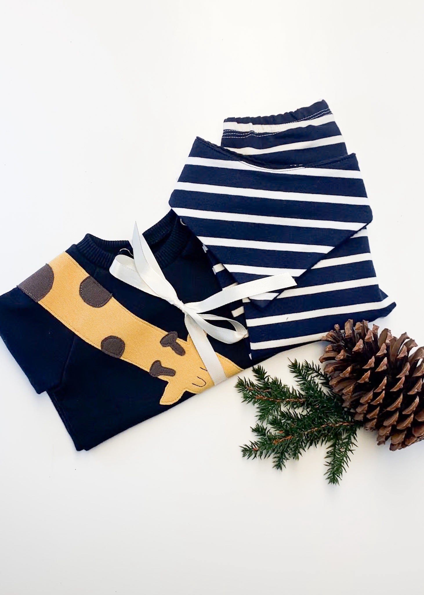 Geschenkidee zur Geburt - Baby Set Giraffe mit Baby Pullover, Baby Hose und Baby Halstuch aus 100% Bio Baumwolle genäht von internaht in Deutschland