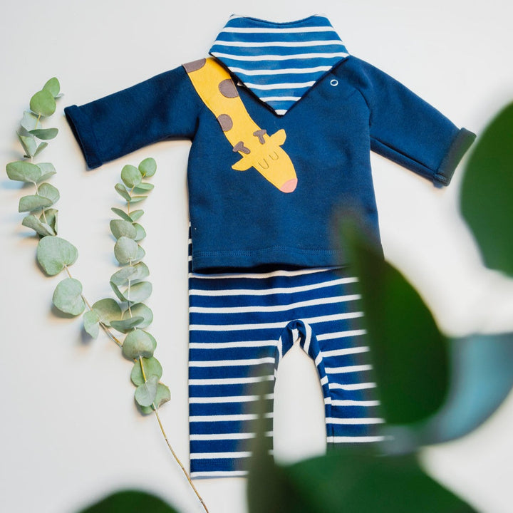Dunkelblaues Baby Set aus Sweater Giraffe, gestreifter Babyhose und Halstuch auch Biobaumwolle von internaht 