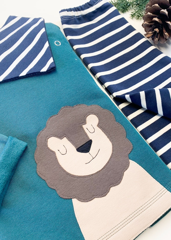 Geburtsgeschenk - Baby Set bestehend aus Baby Pullover Löwe, Baby Hose und Baby Halstuch aus 100% Bio Baumwolle von internaht - genäht in Deutschland