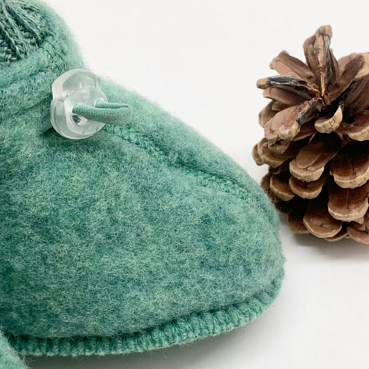 Mollig warme Baby Wollschuhe aus 100% Merinowolle von joha in Grün