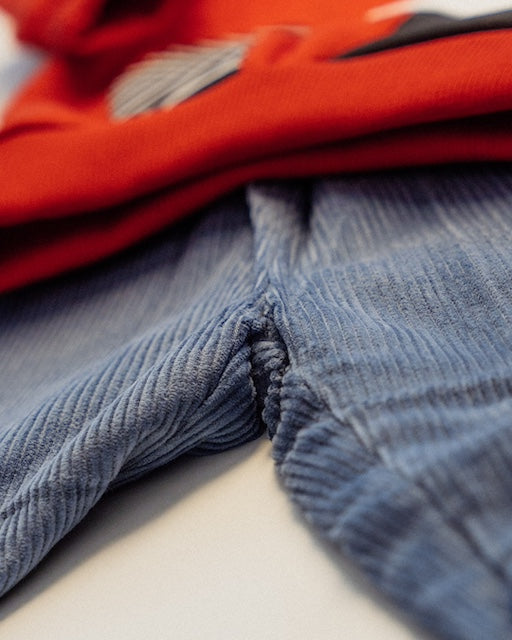 Detail zur Cord Hose für Kinder aus 100% Biobaumwolle von Pigen Organics als Kinder Outfit mit orangefarbenen Waschbär-Sweater von internaht