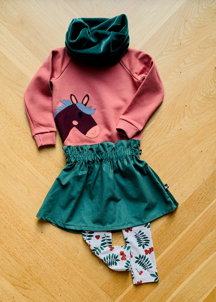 Kinder-Outfit mit Pferde Sweatshirt, Cord Rock und Nicki Loop in Dunkelgrün und Leggings mit Beeren & Blättern aus Biobaumwolle von internaht