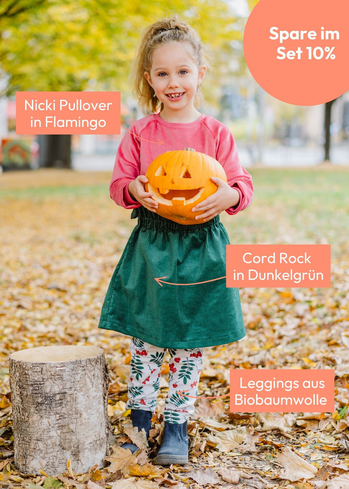 Kinder-Outfit mit Nicki Pullover in Flamingo, Cord Rock in Dunkelgrün und Leggings mit Beeren & Blättern aus Biobaumwolle von internaht