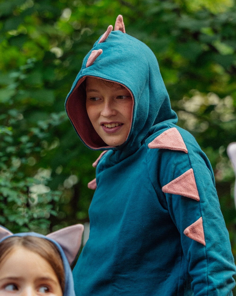 Dino Hoodie mit Zacken für Kinder aus 100% Biobaumwolle von internaht