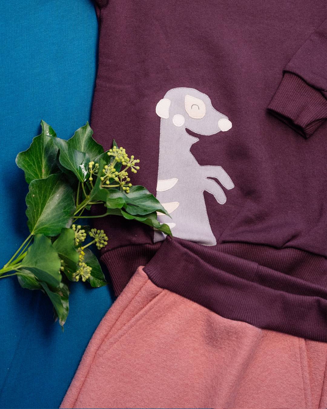 Erdmännchen Sweatshirt für Kinder aus 100% Bio-Baumwolle in Weinrot sowie passender Walkrock von internaht