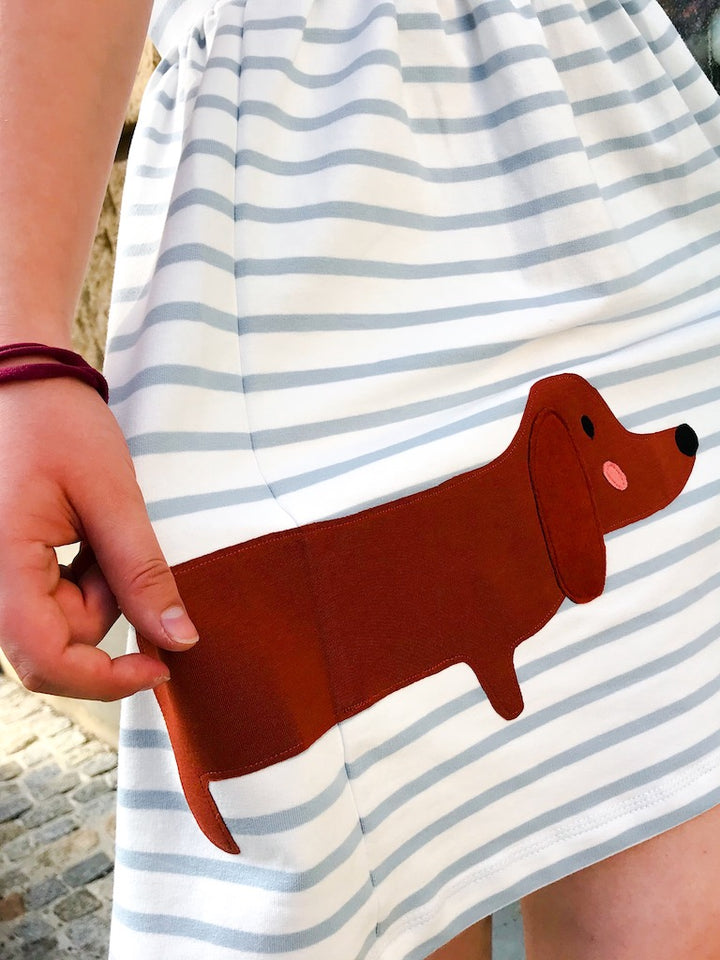 Dackelmotiv zum gestreiften Sommerkleid für Mädchen aus Biobaumwolle von internaht
