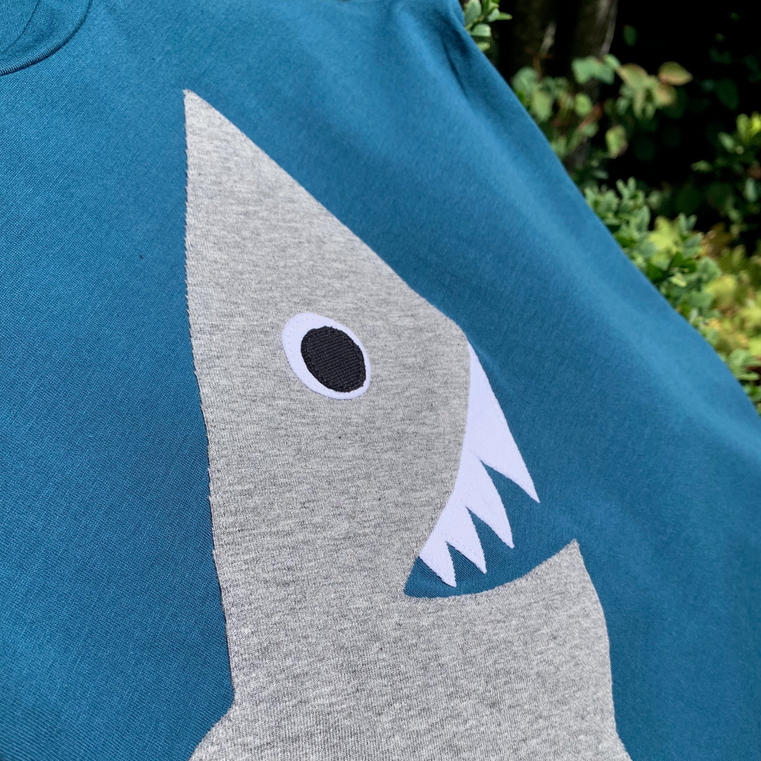 Detail der Applikation zum Kinder T-Shirt mit Hai-Motiv aus 100% Biobaumwolle von internaht