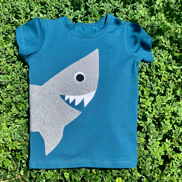 Kinder T-Shirt mit Hai-Motiv aus 100% Biobaumwolle von internaht