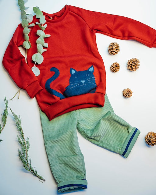 Kinder Outfit mit roten Katzen-Sweater von internaht und grüner gefütterter Cord Hose von Pigeon beides aus 100% Biobaumwolle