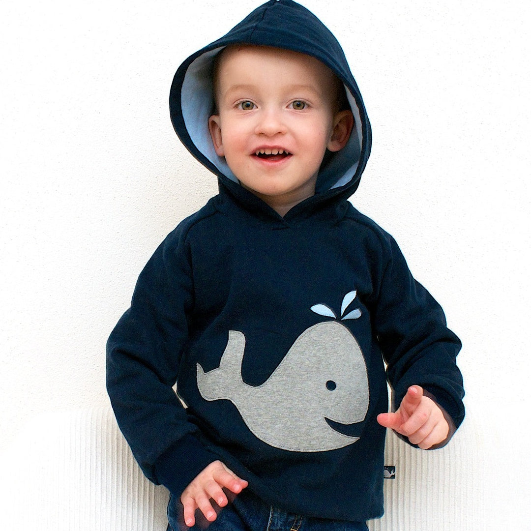 Dunkelblauer Hoodie Wal für Kinder aus 100% Biobaumwolle von internaht