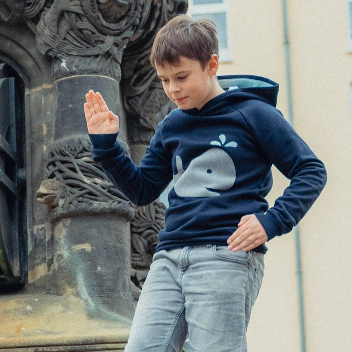 Kinder Hoodie mit Wal in dunkelblau aus 100% Bio-Baumwolle genäht von internaht in Dresden