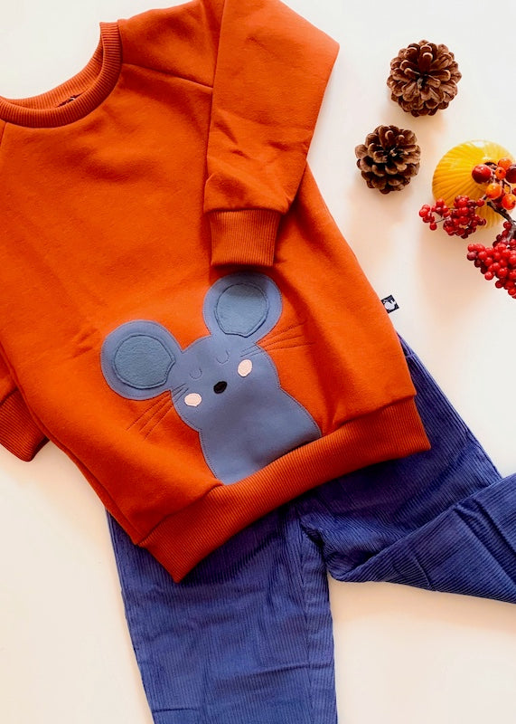 Kinder Outfit mit henna-farbenen Mäuse-Sweater von internaht und blauer gefütterter Cord Hose von Pigeon beides aus 100% Biobaumwolle