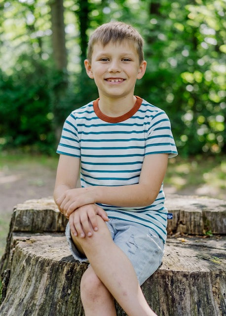 Kind trägt T-Shirt Bio Baumwolle Weiß-Petrol – gestreiftes Kindershirt von internaht aus Dresden