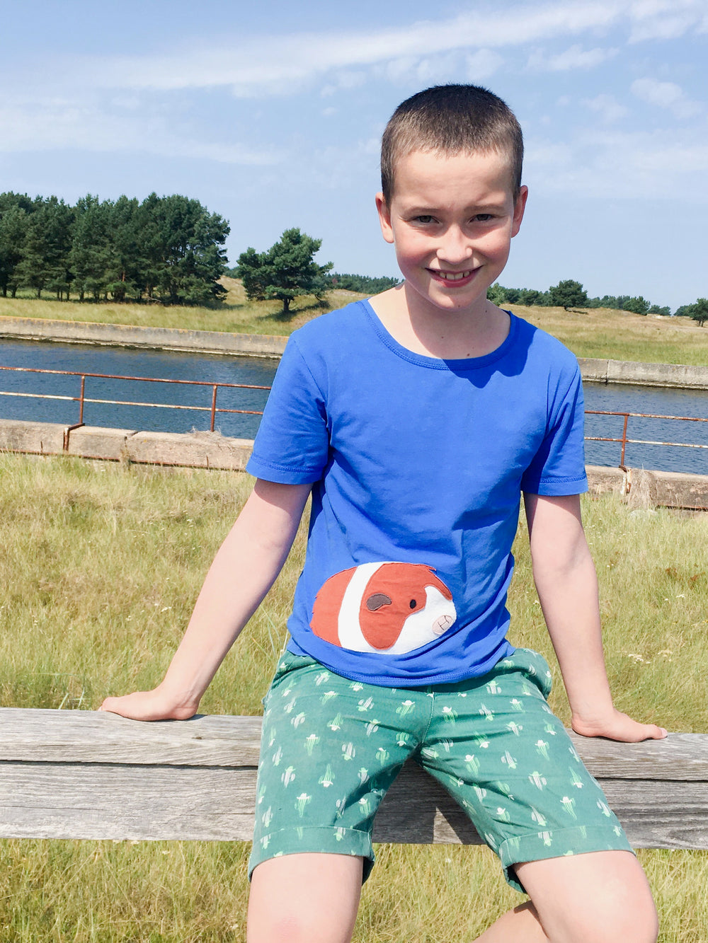 Kinder T Shirt für Jungen und Mädchen aus Bio Baumwolle mit Meerschweinchen in Royalblau von internaht aus Dresden